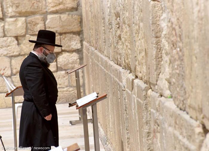 Jerusalem / Corona: Beter an der Klagemauer (Kotel).