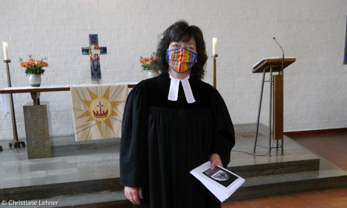 Die Pfarrerin mit Mundschutz in der Christuskirche in Fürth