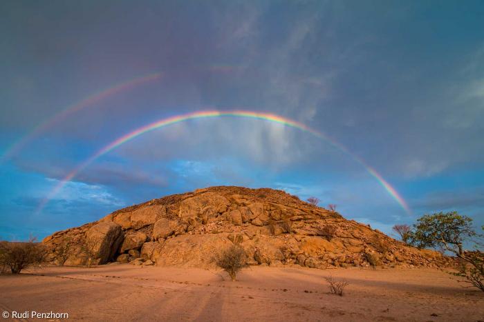 Namibia: Landschaft mit Regenbogen