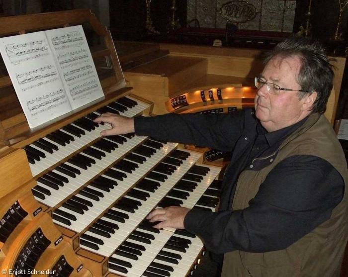 Komponist Enjott Schneider an der Orgel