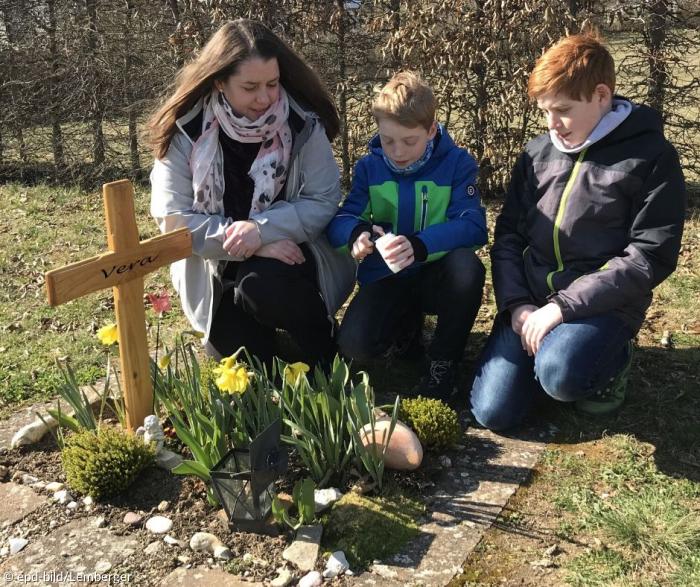 Anja Lemberger mit Kindern am Grab ihrer Tochter Sternenkind