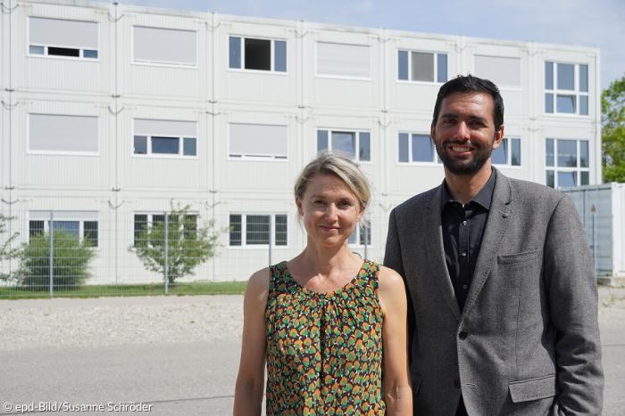 Martina Eller und Radoslav Ganev vor der staatlichen Flüchtlingsunterkunft in Freiham.