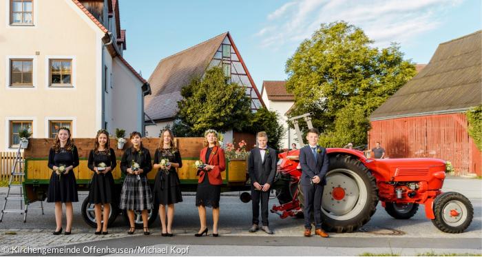 Konfirmanden aus Offenhausen (Nürnberger Land) vor einem Traktor