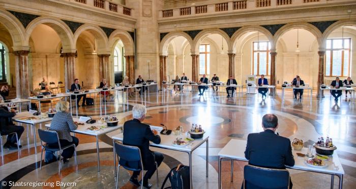 Das Gespräch zwischen der Bayerischen Staatsregierung und Vertretern der Evangelischen Landeskirche fand im Kuppelsaal der Staatskanzlei statt.