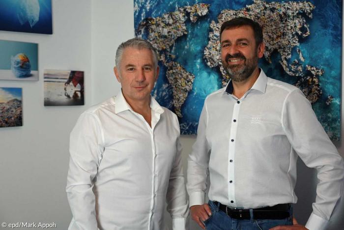 Peter Bales (l.) und Herbert Hornung, zwei der Gründer und Gesellschafter des neuen Instituts für Ozean Plastik Recycling (ifopr)