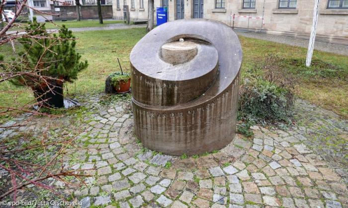 Denkmal für die ermordeten im Nationalsozialismus ermordeten Euthanasie-Patienten vor den Universitätskliniken am Maximiliansplatz in Erlangen