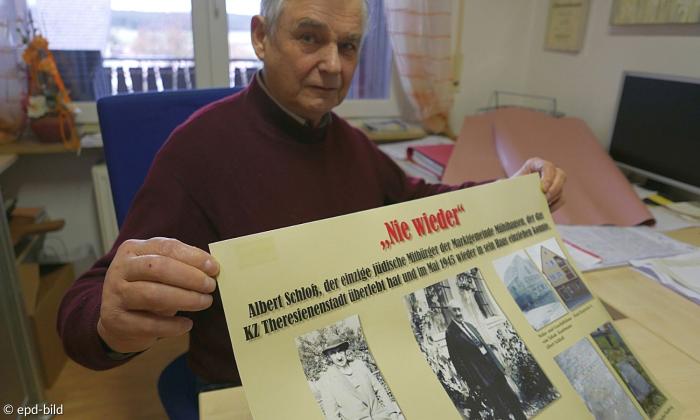 Otto Pröls mit seiner Collage in Gedenken an den Mühlhausener Albert Schloß