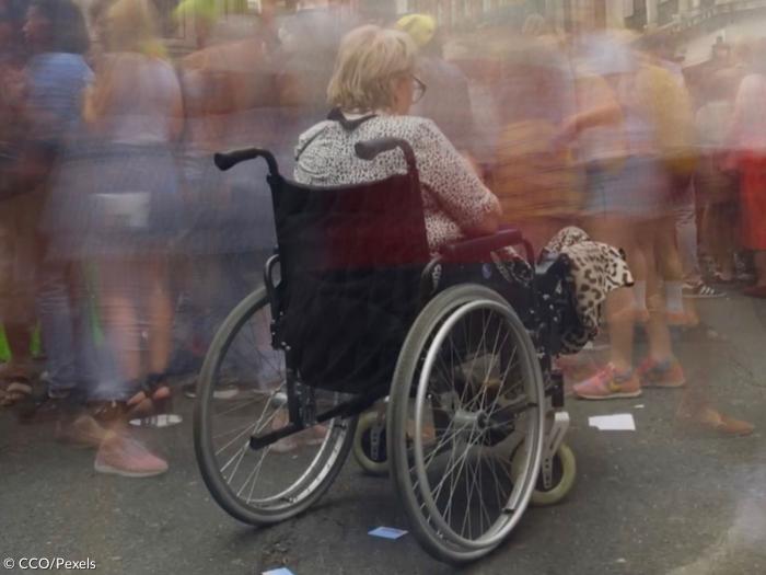 Mensch mit Behinderung im Rollstuhl