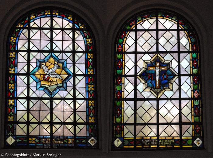Die Fenster der Neubiberger Campuskirche (5): Taube mit Ölzweig / Corpus Christi