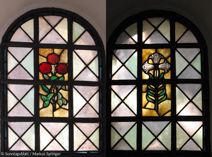Rosen und Lilien - die Buntglasseitenfenster im Eingangsbereich der Campuskirche Neubiberg.
