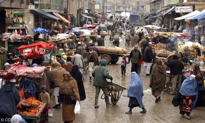Menschen auf einem Markt in Kabul