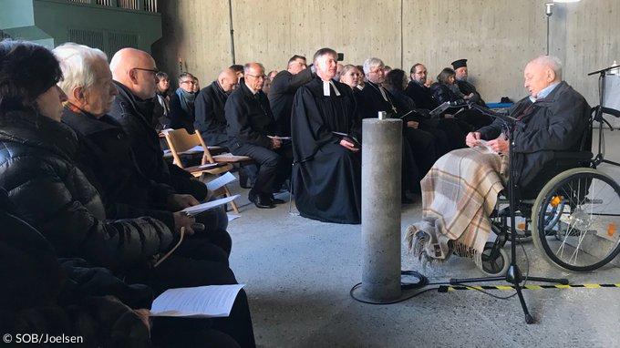 Walter Joelsen (r.) 2018 in der Versöhnungskirche in Dachau - am Sonntag wird der 95-Jährige hier wieder beim Gottesdienst dabei sein.
