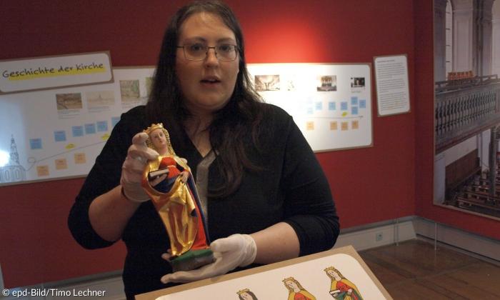 Museumsleiterin Sandra Kastner mit einer Heiligenfigur aus dem 3D-Drucker