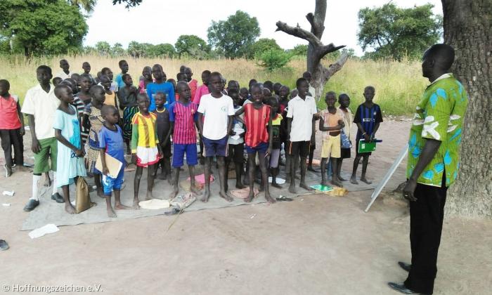 Eine Schulklasse in Südsudan unter einem Baum