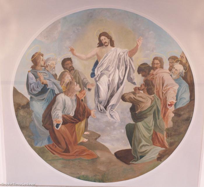 Eine Deckenmalerei in der Evangelischen Kirche Weisendorf. Abgebildet ist Jesus in der Mitte des Bildes, und einige umstehende Menschen, die zu ihm aufschauen.