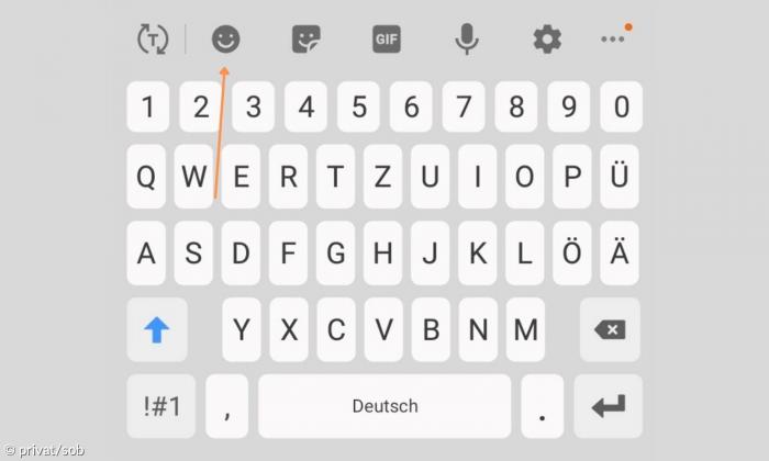 Eine Samsungtastatur mit einem Pfeil, der markiert, wo die Emojiauswahl zu finden ist