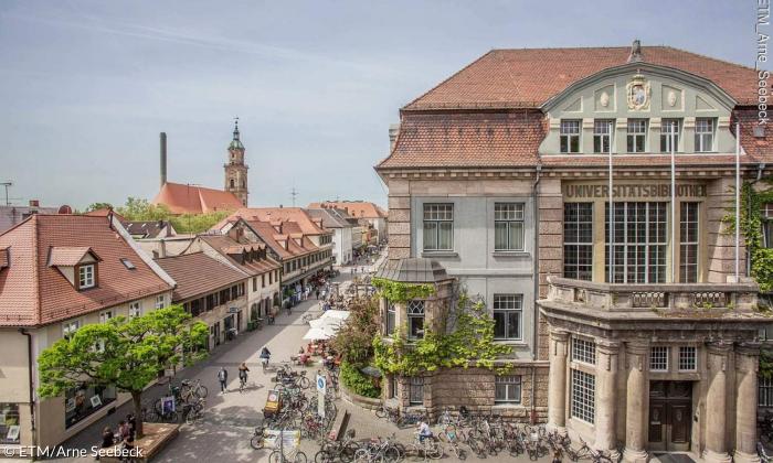 "Gelehrtenstadt" Erlangen: Im Vordergrund Alte und neue Universitätsbibliothek, im Hintergrund die Neustädter Kirche