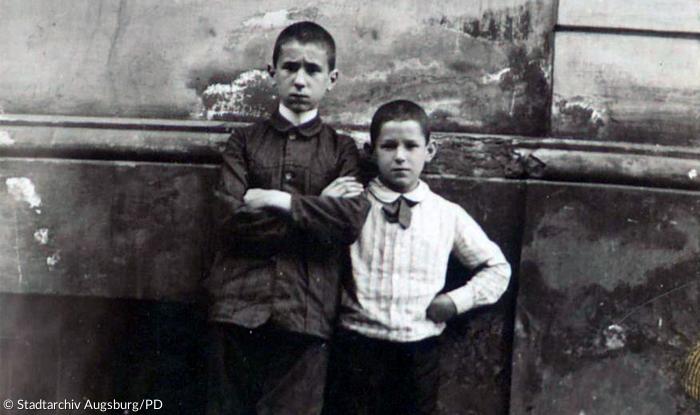 Der zwölfjährige Bertolt Brecht mit seinem jüngeren Bruder Walter im Jahr 1910