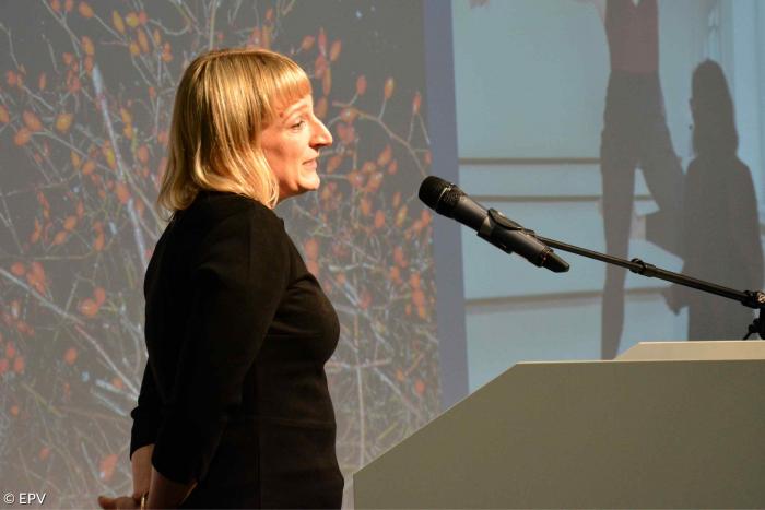 Lagois-Fotopreisträgerin Anne Ackermann bei der Preisverleihung im November 2021 auf der Messe ConSozial in Nürnberg