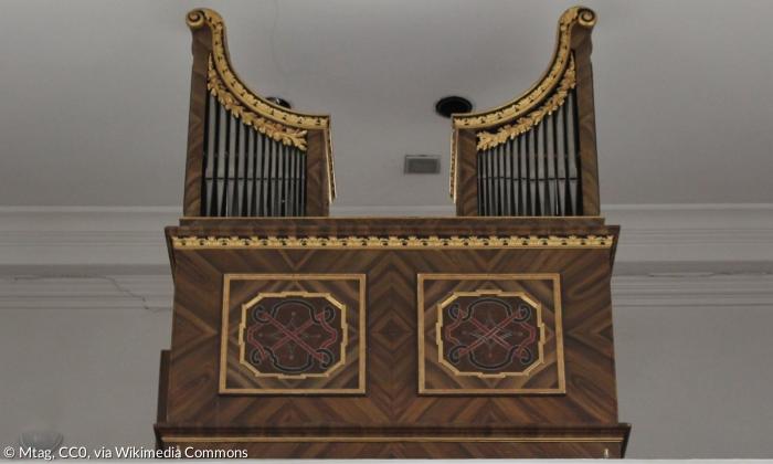 Die Orgel ist aus Holz hergestellt worden und hat einige Verzierungen aus Gold.