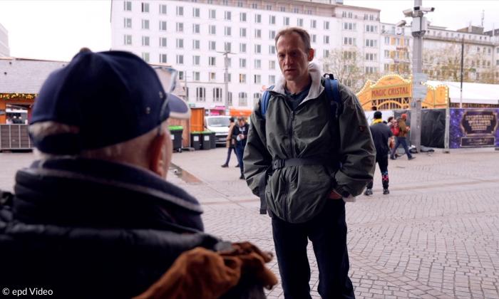 Der ehemalige Obdachlose Sascha Kühnhold ist ehrenamtlicher Streetworker. Hier spricht er vor dem Bremer Hauptbahnhof mit einem Obdachlosen in einem Rollstuhl