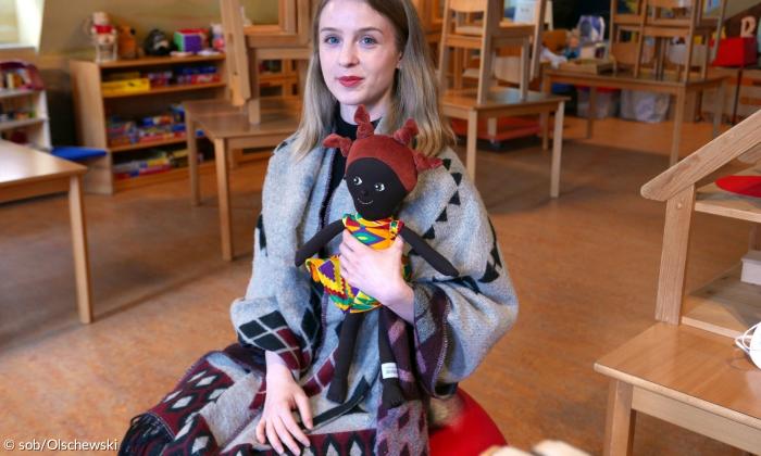 Mascha Eckert mit der Puppe Lilli.