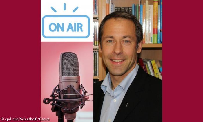 Johannes Schulheiß und ein Podcast-Mikrofon