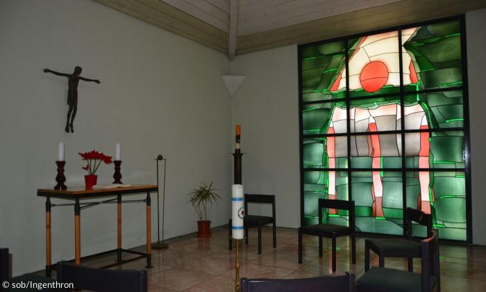 Bunte Glasfenster in der Kirche gehen vom Boden der Kirche bis zur Decke