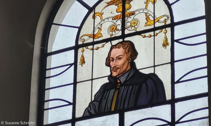 Philipp Melanchthon im Kirchenfenster der Martin-Luther-Kirche.