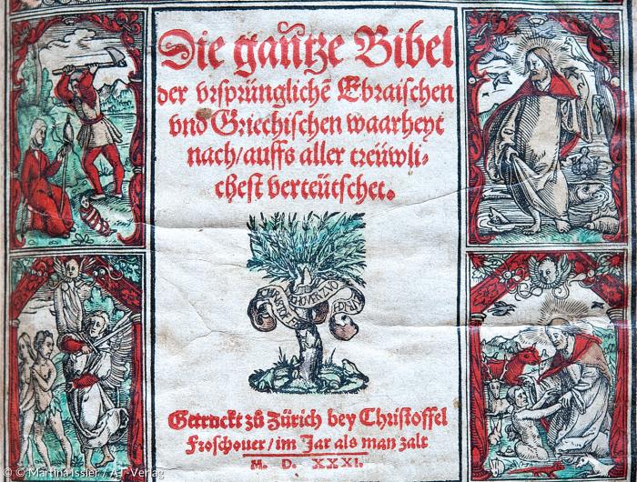 Ausschnitt aus dem Titelblatt der Froschauerbibel von 1531 mit dem damaligen Druckerzeichen Christoph Froschauers.
