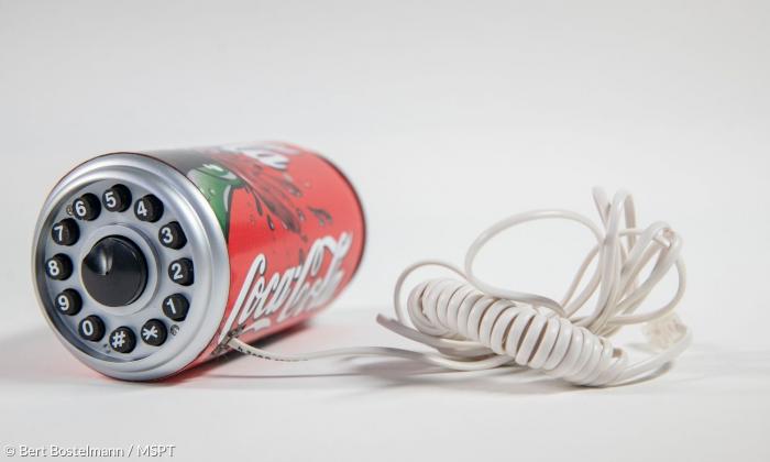 telefon in einer cola dose