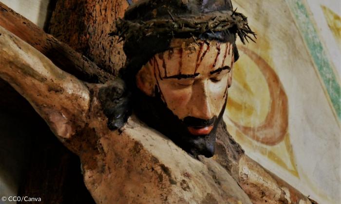 Jesus Christus am Kreuz mit Dornenkrone