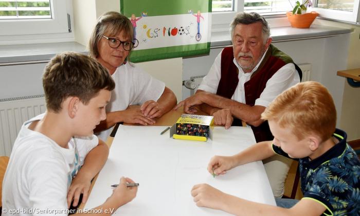 An Grundschulen in Bayern helfen Seniorinnen und Senioren dabei, Konflikte zwischen den Kindern gewaltfrei zu lösen