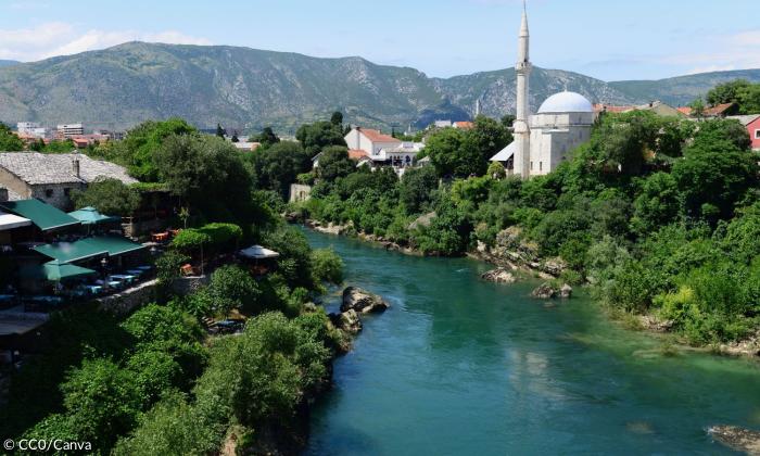 Die bosnische Stadt Mostar. Auf dem Foto sieht man die Koski Mehmed Pasha Moschee, die am Fluss Neretva liegt.