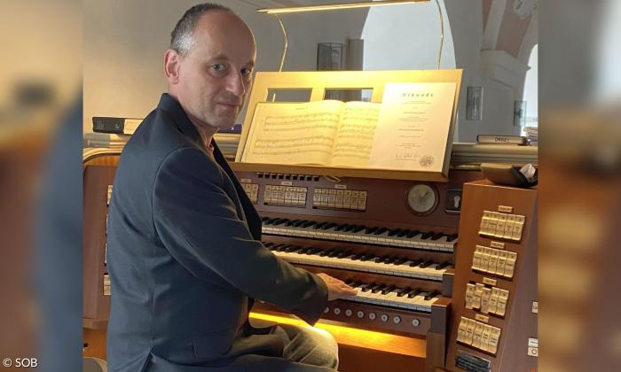 Michael Lippert an der Orgel