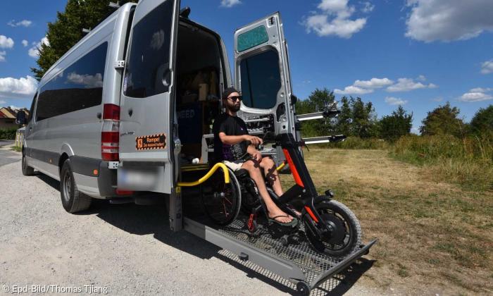 Darek Chikh fährt mit dem Trike aus seinem Van.