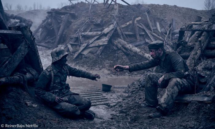 Eine Szene aus dem Film: Zwei Soldaten im Schützengraben. 
