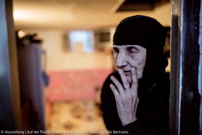 Ältere geflüchtete Frau in libanesischem Flüchtlingslager