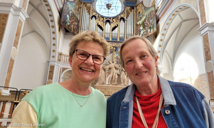 Zwei Frauen vor einer Orgel