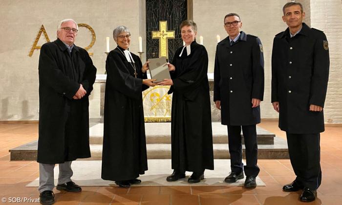 Bayreuther Regionalbischöfin Dorothea Greiner überreicht Pfarrerin Miriam Groß eine Altarbibel