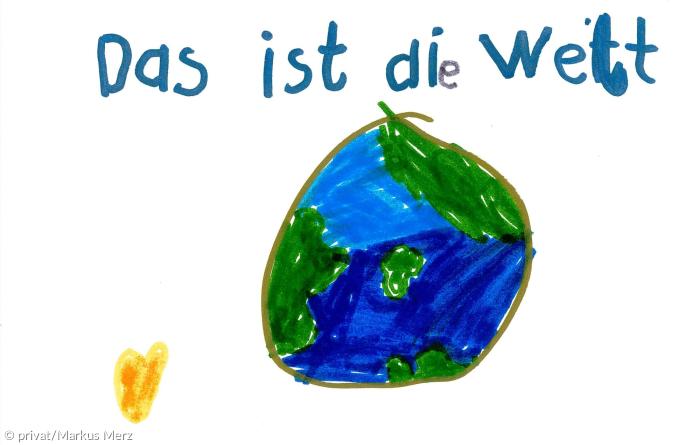 Ein von einem kleinen Kind gemaltes Bild. Oben steht mit Buntstiften gemalt in blau "Das ist die Welt". Darunter ist die Weltkugel abgebildet mit einem sehr großen zusammenhängenden blauen Anteil und vier kleineren grünen Flecken. Links unter der Erde ist in Gelb die Sonne zu erkennen.