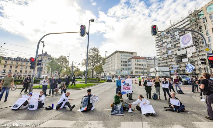 Wissenschaftler blockieren eine Straße in München