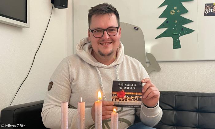 Stefan Ludwig mit der Weihnachts-CD