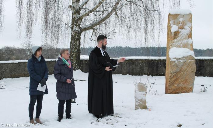 Pfarrer Thiedmann segnet die neuen Grabstätten