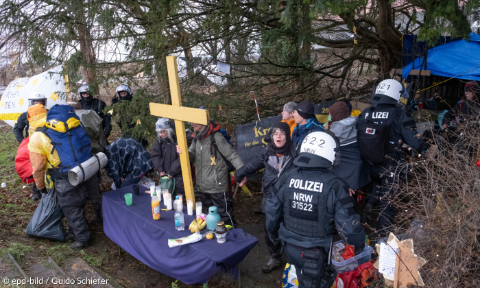 Polizei räumt Eibenkapelle in Lützerath