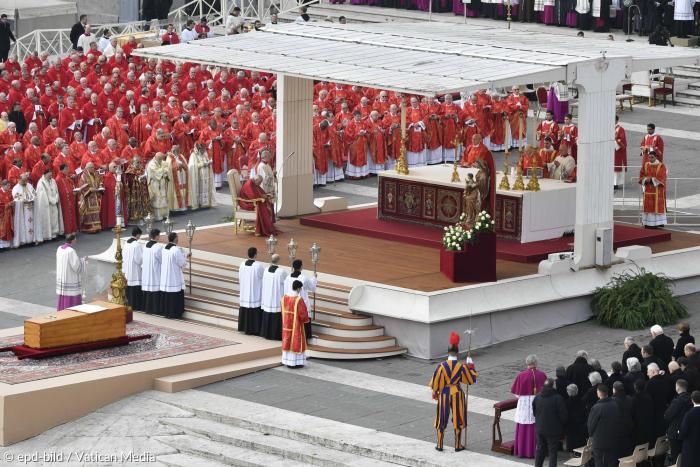 Papst Franziskus leitet die Beerdigung für den verstorbenen emeritierten Papst Benedikt