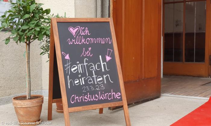 Herzlich Willkommen bei #einfach heiraten 23.03.2023 Christuskirche steht auf einer Schiefertafel geschrieben