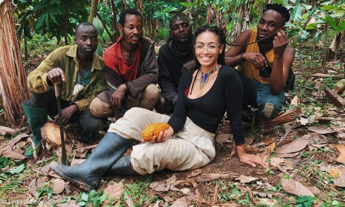Eine Frau und vier Männer in einer Kakao-Plantage