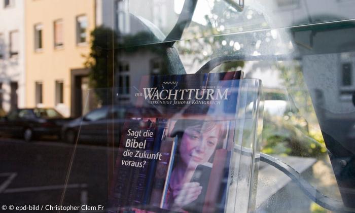 Zeitschrift "Der Wachtturm" vor dem Königsreichssaal der Zeugen Jehovas in Köln