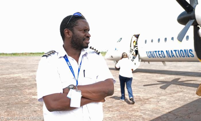 Der kenianische Pilot David Kinuthia im Kongo